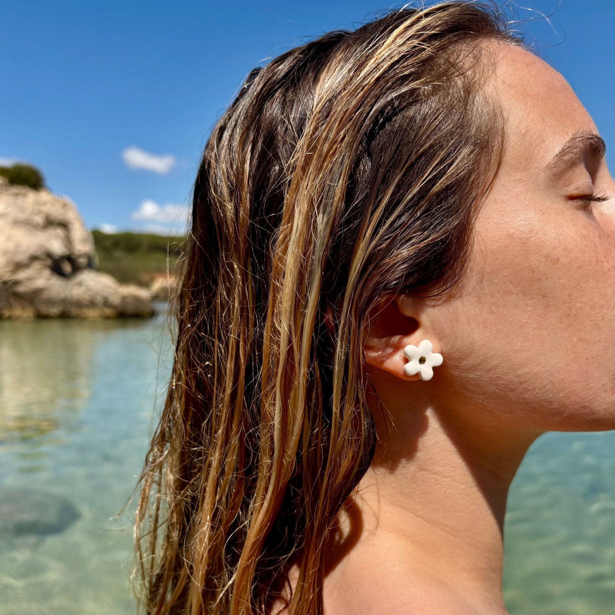 Margherita | Handcrafted white floral ceramic stud earrings with golden detail
