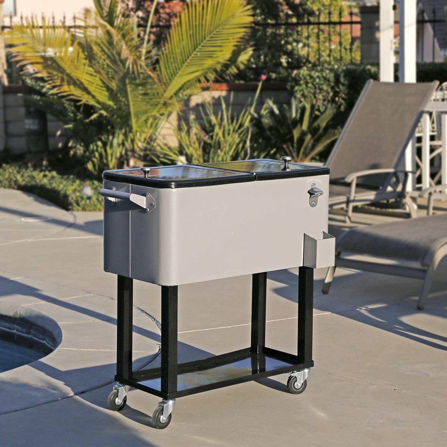 Enfriador con ruedas de 80 cuartos / 20 galones para patio al aire libre, gris, carrito portátil para bebidas frías con estante, soporte y abridor de botellas