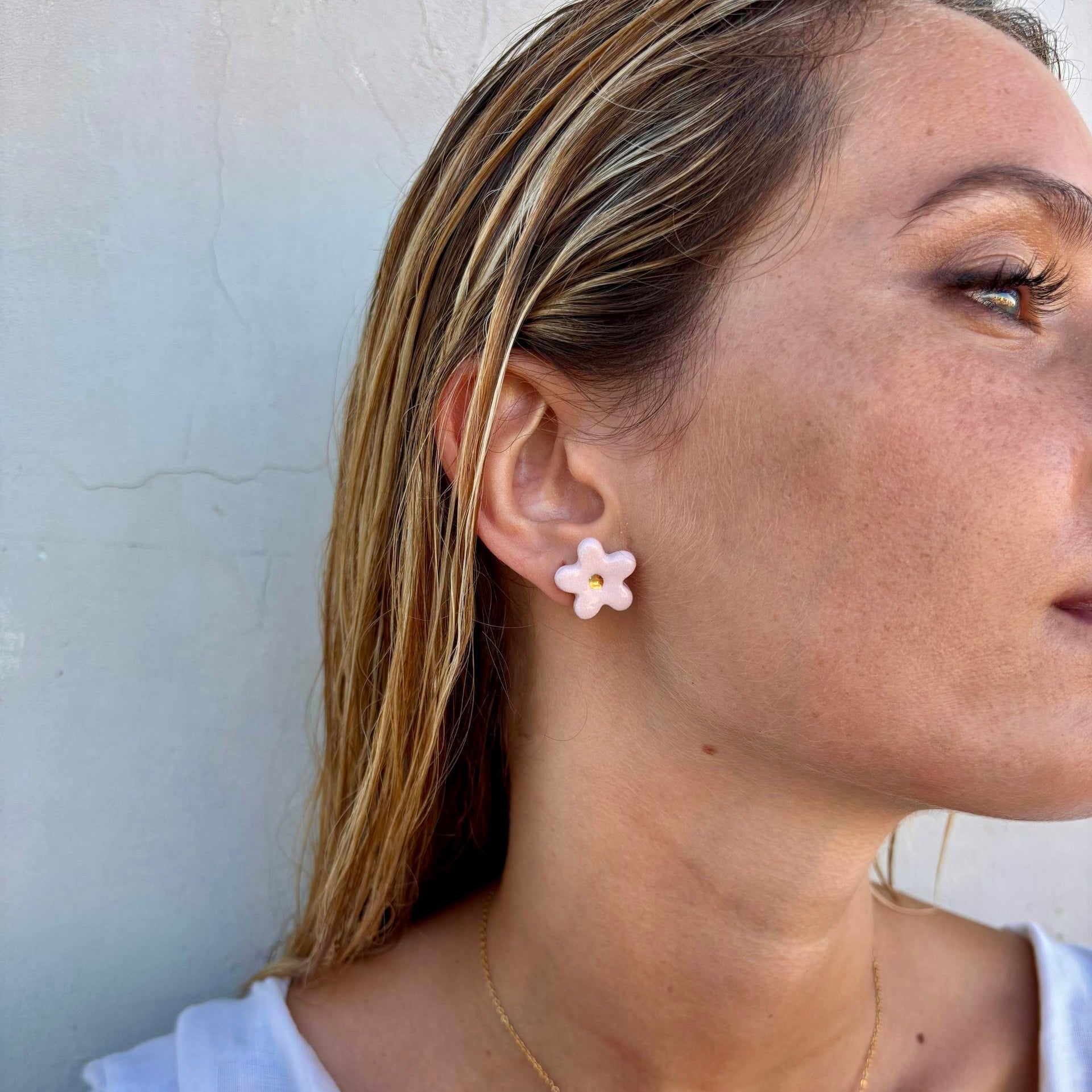 Margherita | Handcrafted pink floral ceramic stud earrings with golden detail