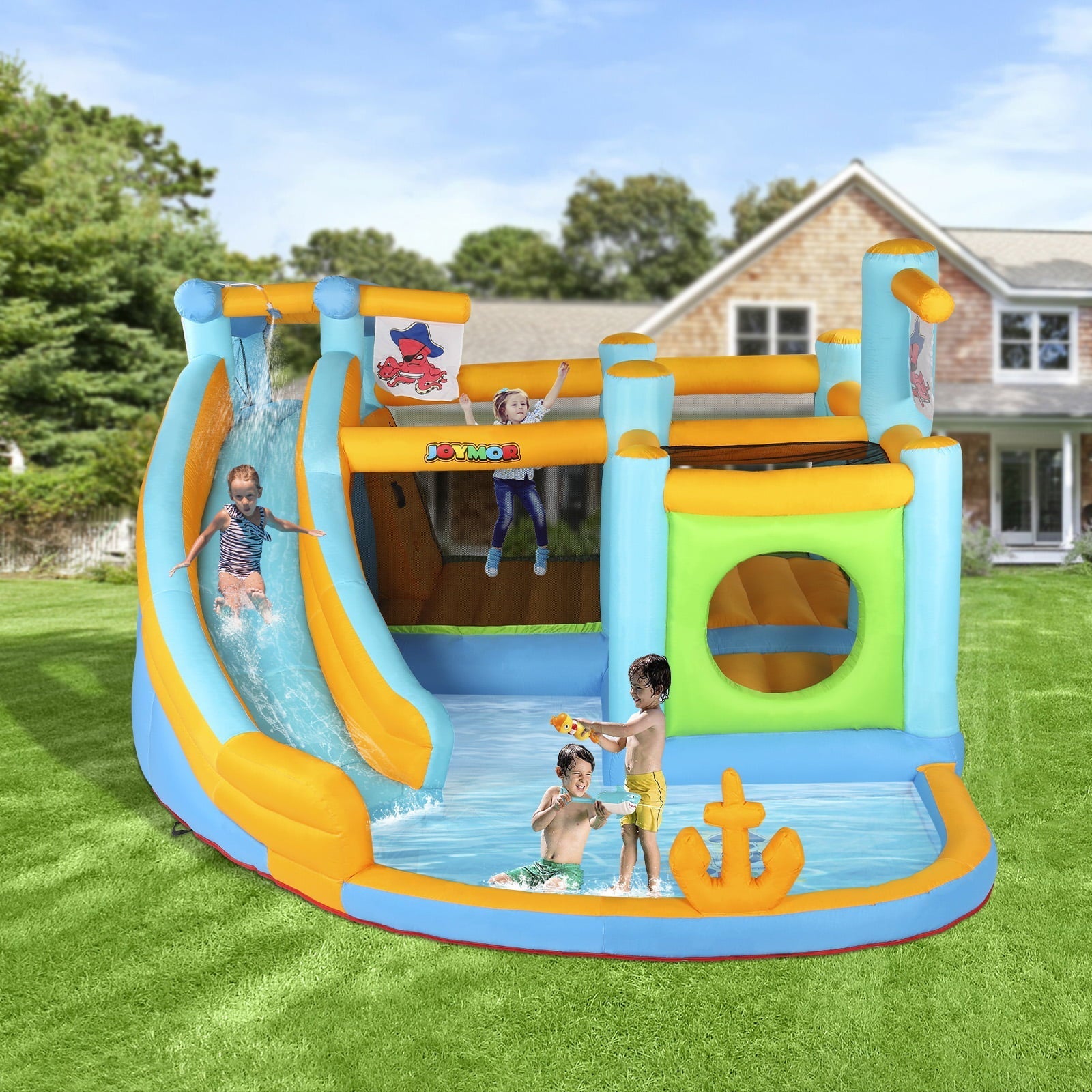 JOYMOR Parque Acuático Inflable con Tobogán – Casa Saltarina Temática de Piratas con Curso de Obstáculos, Cañón de Agua, Piscina de Chapoteo y Castillo Inflable para Exterior – Para Niños de 3 a 12 Años (Incluye Soplador)