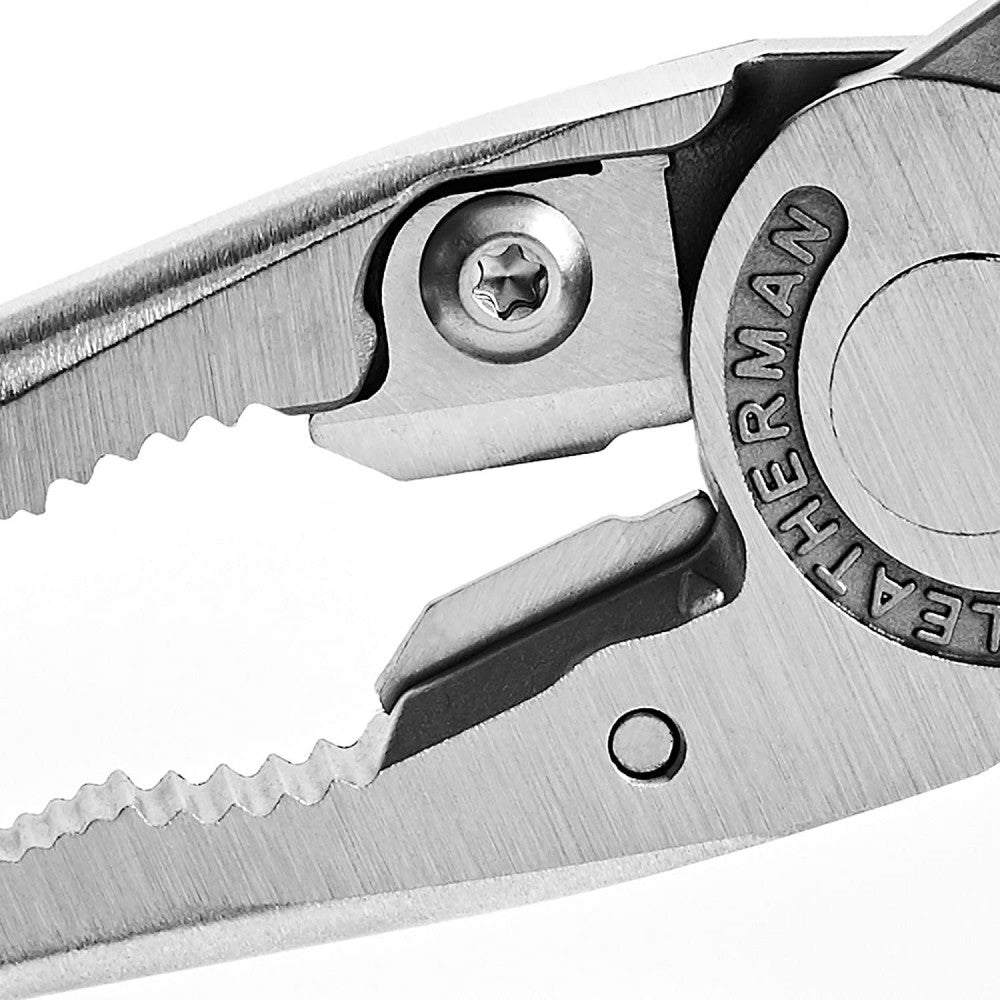 LEATHERMAN, Charge Plus TTi Multiherramienta de Titanio con Tijeras y Cortadores de Alambre Premium Reemplazables, Acero Inoxidable, Fabricado en EE. UU
