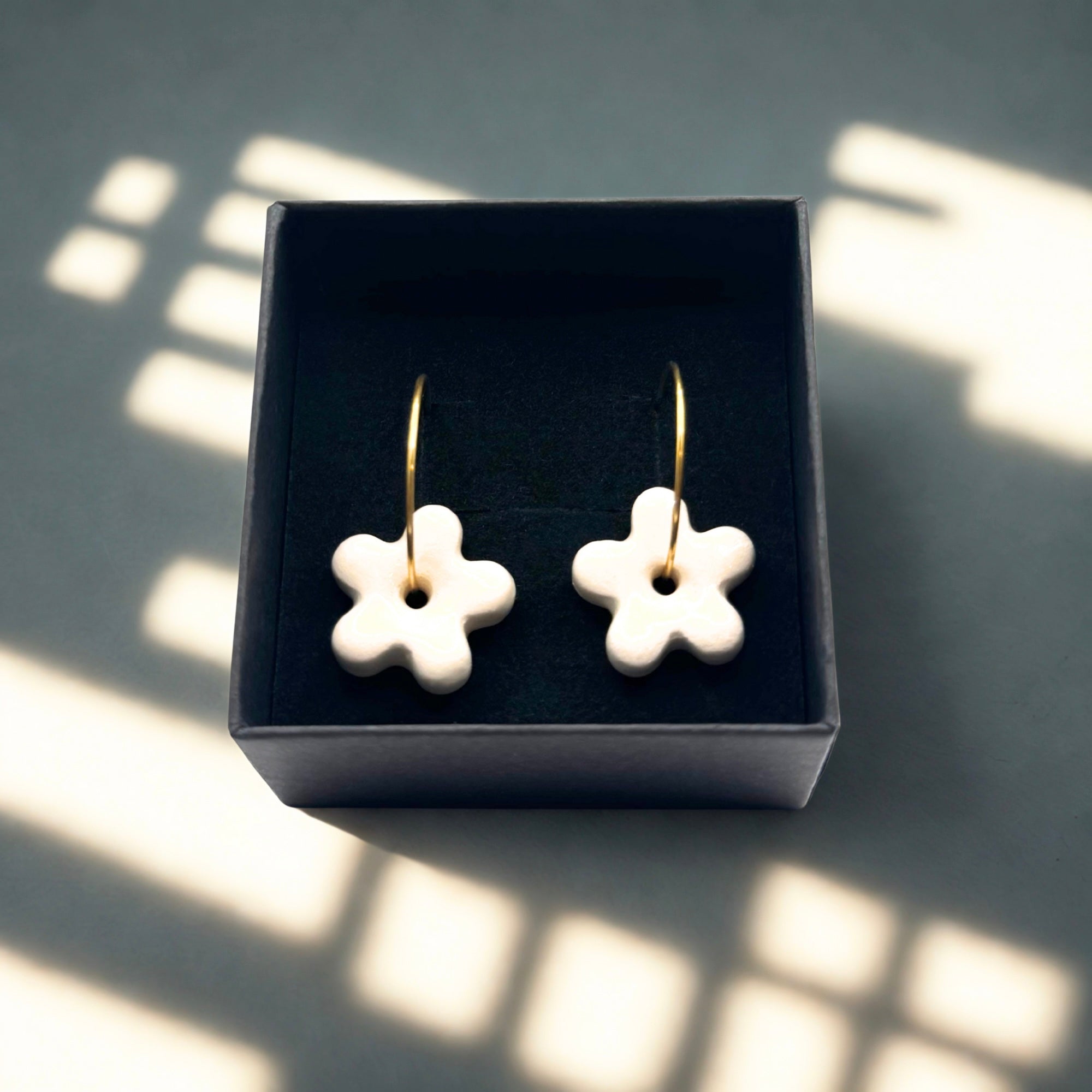 Mimì | Handcrafted white floral ceramic dangle earrings
