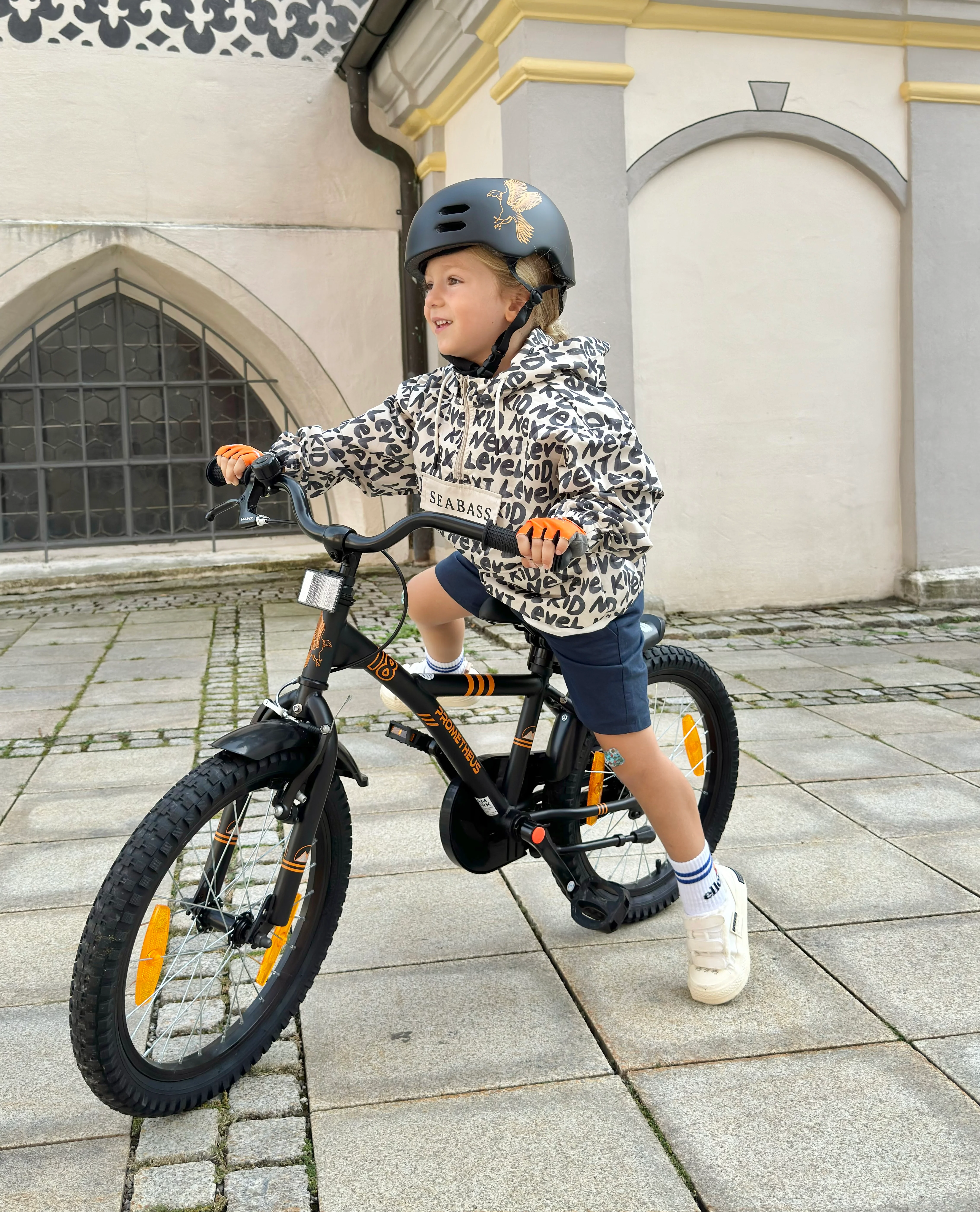 Bicicleta infantil de 18 polegadas, modelo 2025. Cor: Preto fosco e laranja. Para crianças a partir de 5 anos.