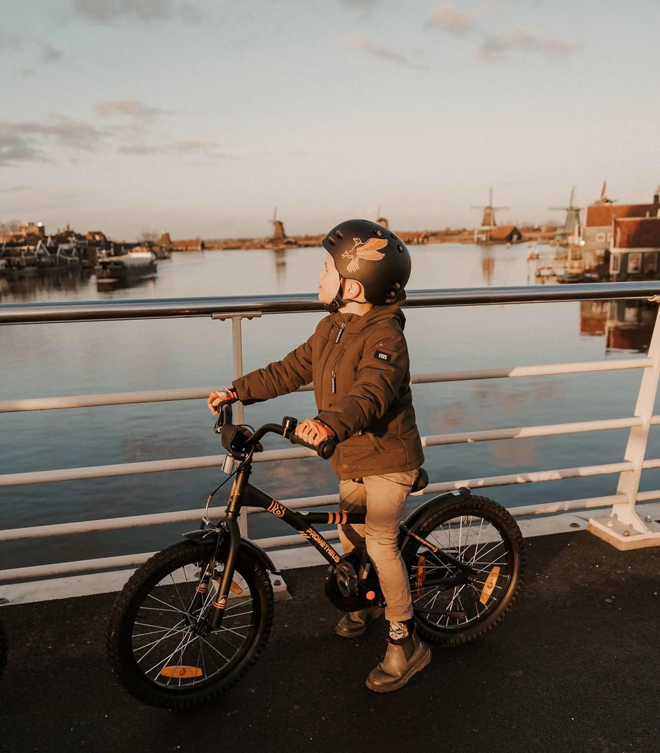 Bicicleta infantil de 18 polegadas, modelo 2025. Cor: Preto fosco e laranja. Para crianças a partir de 5 anos.